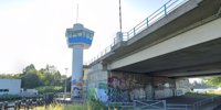 Bridge keeper's house near Gideonbrug is shortened half a meter to let ship continue | Eye Groningen