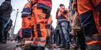 Garbage man René: 'We are outside 40 hours a week, in all weather conditions.' Environmental service and trade union FNV take action on Grote Markt in Groningen - Dagblad van het Noorden