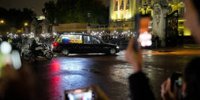 As it happened: Queen Elizabeth II’s coffin arrives at Buckingham Palace; PM extends pandemic leave beyond September