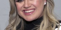 Kelly Clarkson runs off stage after wardrobe malfunction