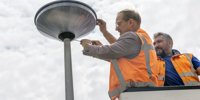 Alderman helps with applying lighting - advertising Brielle, Zwartewaal and Vierpolders | Briels Nieuwsland | Newspaper and online