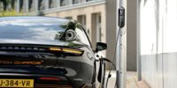 Charging points for electric cars are integrated into the street lights | Autotoday